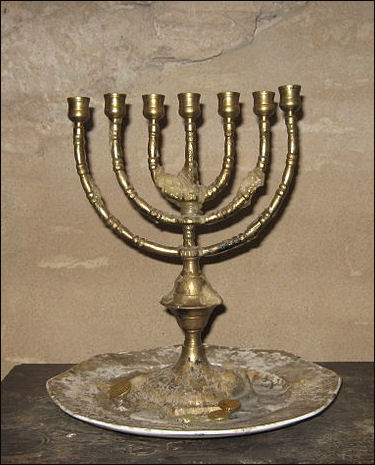20120504-Cordoba Menora en la Sinagoga.jpg
